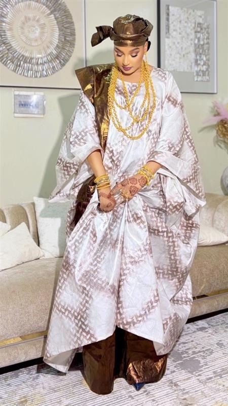 Femme en boubou brodé blanc et bottes dorées, studio Doucshoot