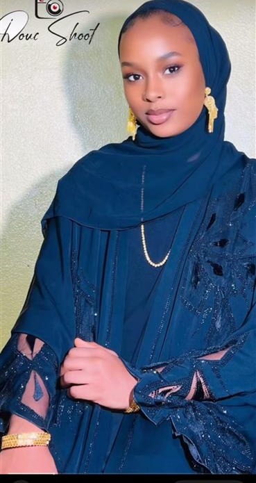 Portrait en hijab et abaya bleu paon, studio Doucshoot