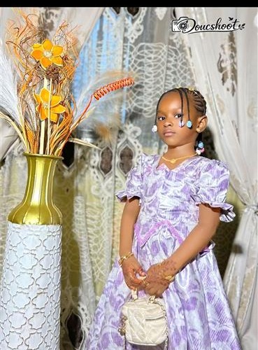 Petite fille en robe mauve, studio Doucshoot