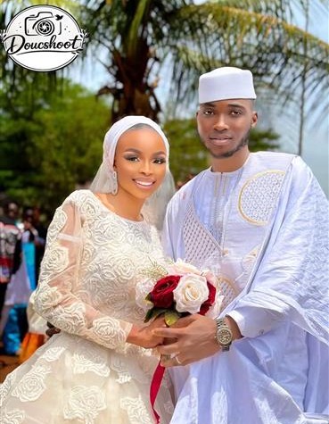 Couple de mariés en tenue traditionnelle blanche, studio Doucshoot