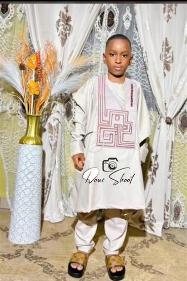 Jeune garçon en tenue brodée blanche, studio Doucshoot