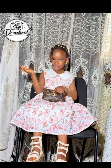 Petite fille en robe à motifs floraux, studio Doucshoot