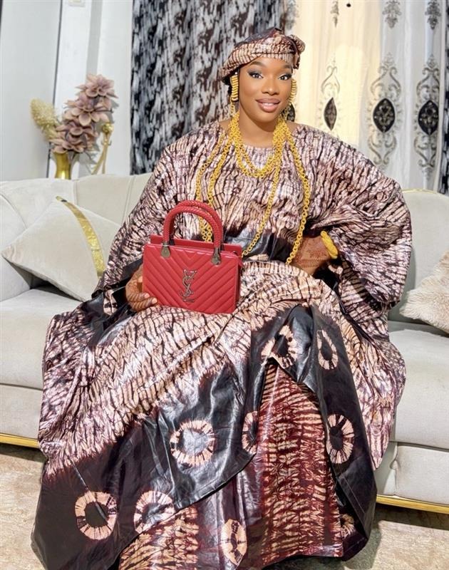 Femme en boubou bazin tie-and-dye avec sac à main, studio Doucshoot